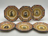 quatre assiettes aux motifs différents, disposées les unes à côté des autres