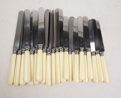 six knives are lined up on top of each other on a table