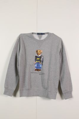 sweat-shirt gris avec un ours sur le devant et un ours dans le dos