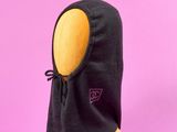 un chapeau noir et jaune surmonté d'une capuche