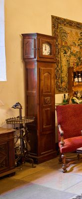 un salon rempli de meubles et orné d'une grande tapisserie accrochée au mur