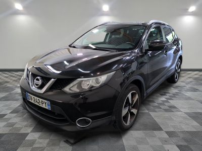 nissan qxv dans une salle d'exposition au sol en damier
