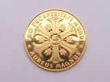 une pièce d'or sur laquelle est gravée une croix, sur un fond blanc