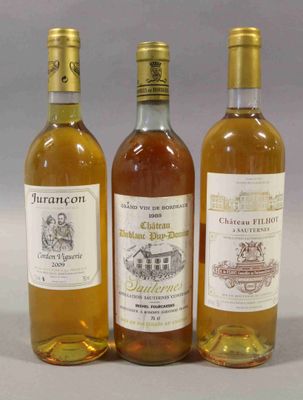 trois bouteilles de vin posées l'une à côté de l'autre sur une table