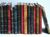 beaucoup de vieux livres empilés les uns sur les autres