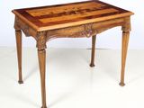 une table en bois avec un plateau en bois posée sur un sol blanc