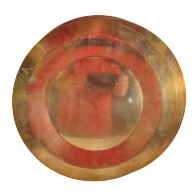 une image représentant une assiette rouge et dorée sur fond blanc