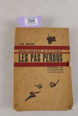 un vieux livre posé sur une table, à côté d'une étiquette