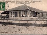 une carte postale représentant un bâtiment et une calèche