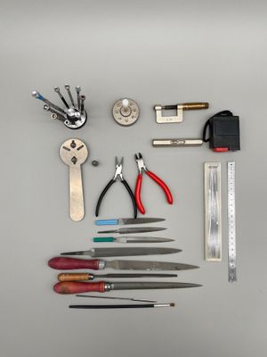 un grand nombre d'outils posés sur la table