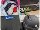 quatre photos différentes représentant un casque, une manette et une boîte