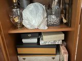 une armoire en bois sur laquelle sont posés de nombreux objets