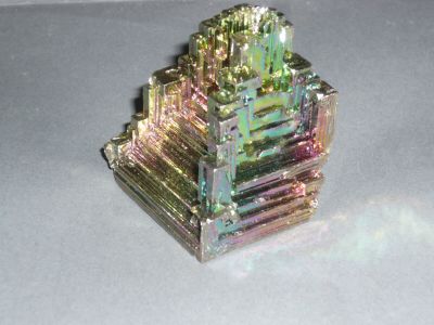 une photo d'un objet en verre coloré posé sur une table