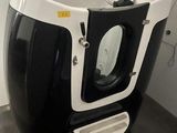 une salle de bains en noir et blanc équipée de toilettes et d'un lavabo