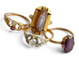 trois bagues en or avec une pierre violette au centre et une bague en or avec une pierre violette au centre