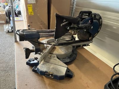 une scie à onglet posée sur une table dans une pièce