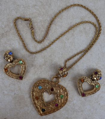 ensemble collier et boucles d'oreilles avec un pendentif en forme de cœur, un pendentif en forme de cœur et un pendentif en forme de cœur