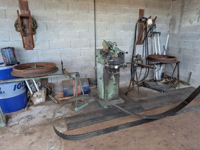 une machine qui se trouve dans un garage, à laquelle est raccordé un tuyau