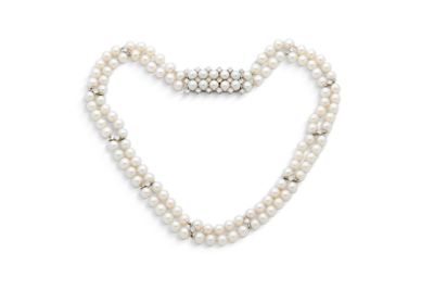 un collier de perles de culture et de diamants