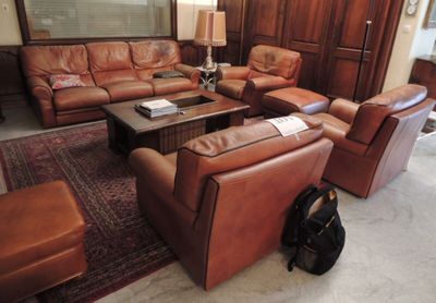canapés et chaises en cuir dans un salon avec une table basse