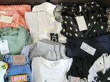 une valise remplie de vêtements et d'autres objets posée par terre