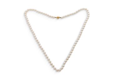 un collier de perles blanches avec un fermoir en or sur fond blanc
