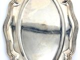 une assiette en argent ornée d'un motif ovale