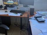 un bureau équipé d'un ordinateur et d'un moniteur