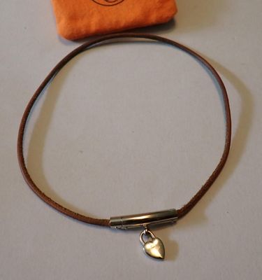 Hermès - Paris : collier ras de cou en cuir brun, motif pall…