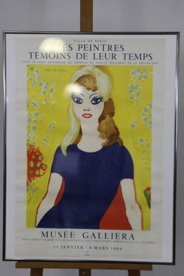 une affiche représentant une femme en robe bleue posée sur un chevalet