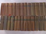 un grand nombre de livres posés sur une table