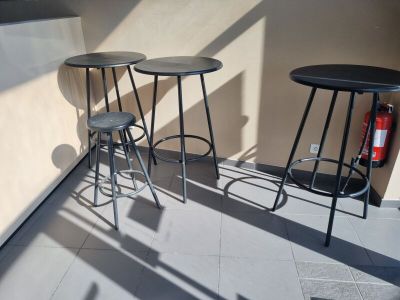 trois tabourets et une table dans une pièce