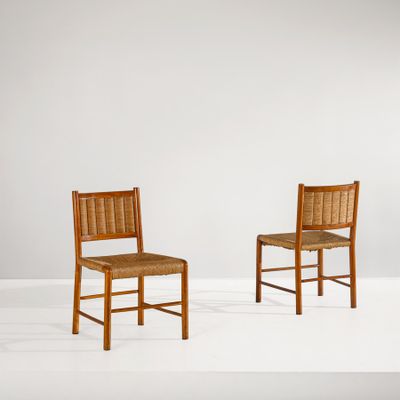 deux chaises en bois avec des assises en osier, adossées à un mur blanc