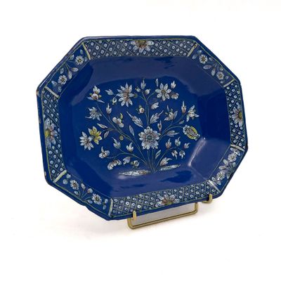 une assiette bleue ornée d'un motif floral