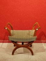Tabouret curule en chêne garni de velours vert. (photo 2)