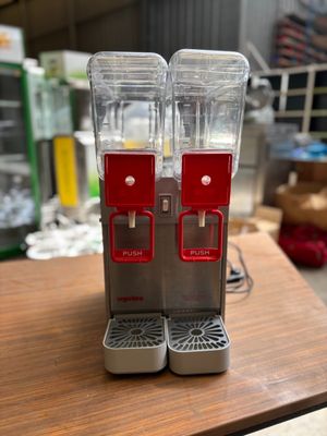 deux distributeurs de soda posés sur une table en bois