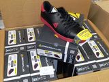 une boîte contenant une paire de chaussures noires et rouges