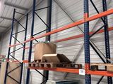 des rayonnages dans un entrepôt où des cartons et des palettes sont empilés les uns sur les autres