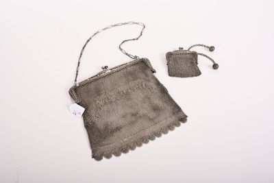 un petit sac à main et un autre petit sac à main posés sur une surface blanche