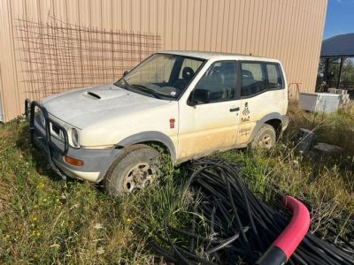 un camion blanc garé dans l'herbe