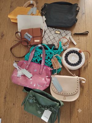 de nombreux sacs à main de toutes sortes par terre, par terre