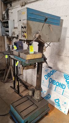 une machine qui se trouve dans un garage