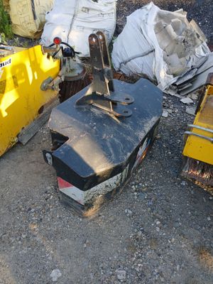 un tas d'ordures posé par terre à côté d'une machine jaune
