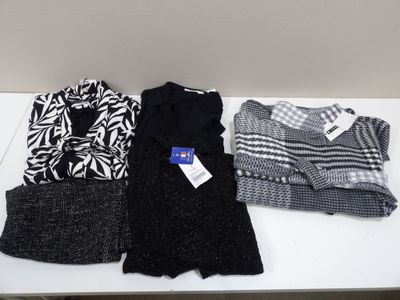 trois vêtements sont posés les uns à côté des autres sur une table