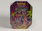 le dos d'une boîte métallique Pokémon ornée d'un dragon violet
