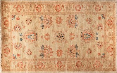 un tapis ancien à motifs floraux sur fond beige