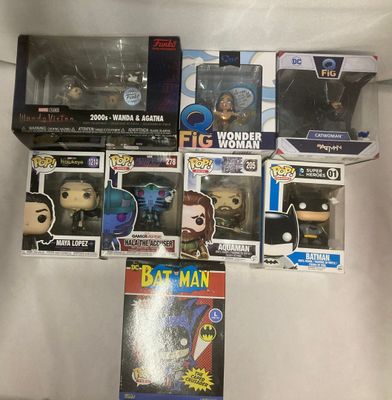 La boîte contient toute une série de figurines Pop Vinyl, notamment Batman, le Chevalier noir, et bien d'autres encore.