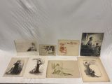 une collection de vieilles cartes postales et d'autres objets posés sur une table