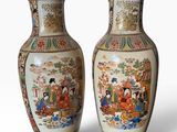 paire de vases orientaux ornés de scènes asiatiques sur fond blanc