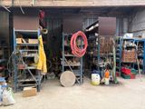 un garage rempli d'outils et de matériel